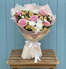 Букет цветов из:  Гвоздики, Орхидеи и Розы в Лисино-Корпус