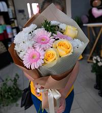 Букет цветов из:  Герберы, Розы и Хризантемы в Лисино-Корпус