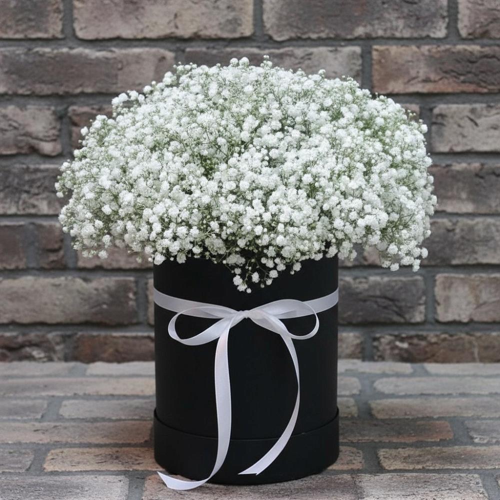 Цветочная композиция из Гипсофила в шляпной коробке в Лисино-Корпус