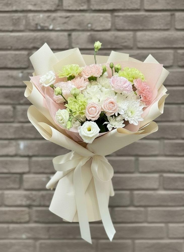 Букет цветов из: Гвоздики, Розы, Лизиантусы и Хризантемы в Лисино-Корпус