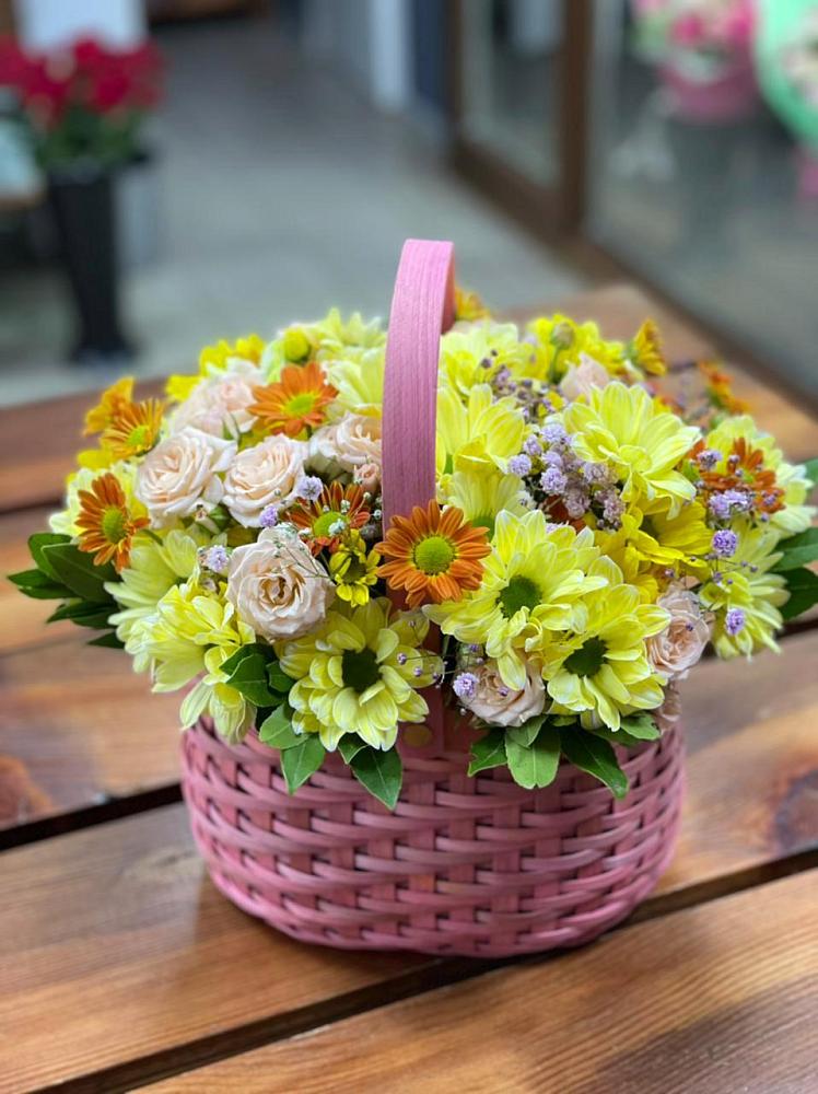 Цветочная композиция из Хризантемы и Розы в корзине в Лисино-Корпус