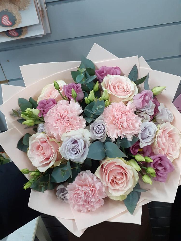 Букет цветов из: Розы, Гвоздики и Лизиантусы в Лисино-Корпус