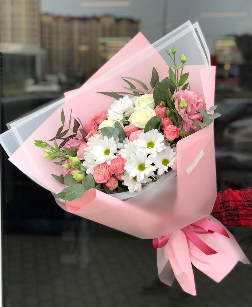 Букет нежный в Лисино-Корпус Букет цветов из: Розы, Лизиантусы и Хризантемы в Лисино-Корпус
